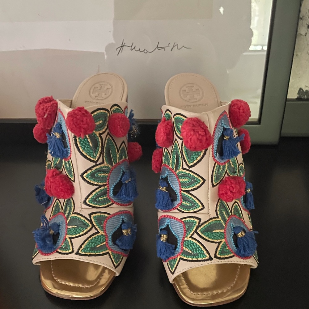 Beautiful barely worn Tory Burch mules.